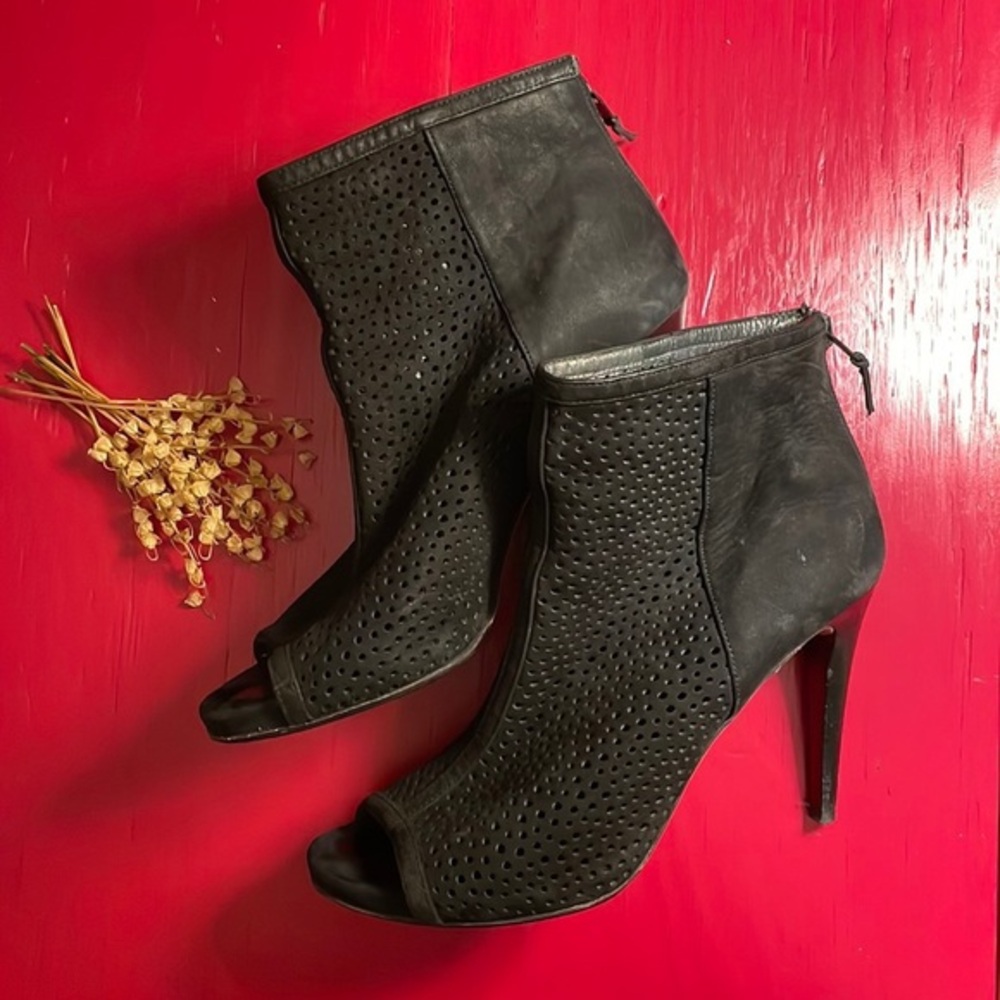 STUART WEITZMAN Suede Heels